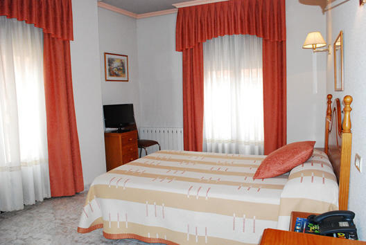 Hostal Universal Бенавенте Экстерьер фото
